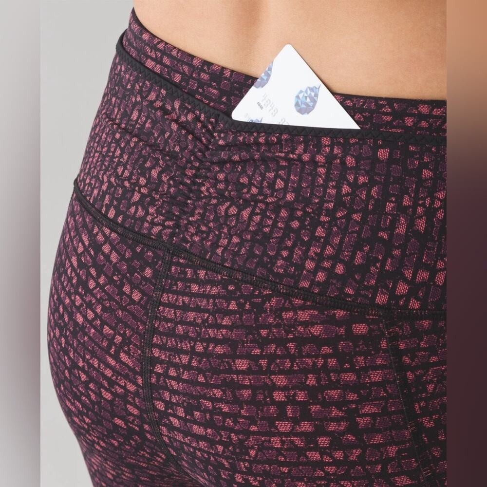 Lululemon Outrun 17" Crop
Shatter Weave Dust Coral Plum / Black